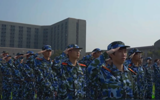 青春立正！半岛电子·（中国）官方网站2022级学生军训开营！
